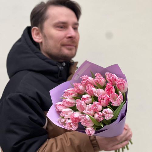 25 рожевих бахромчастих тюльпанів у букеті «Повітряний цьом»