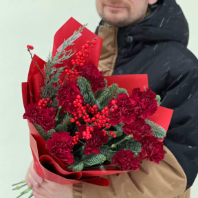 Яскравий букет з ілексом «Рубіновий дотик»