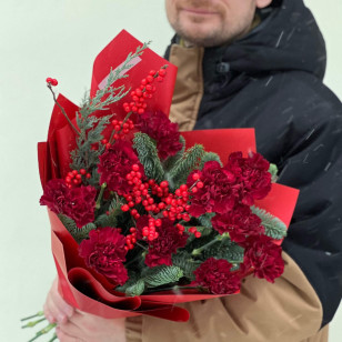 Яркий букет с илексом «Рубиновое прикосновение»