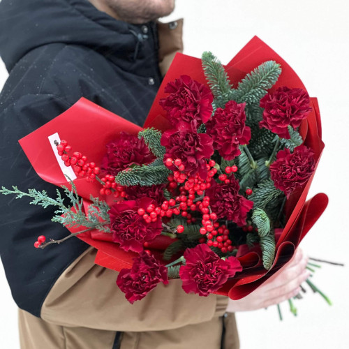 Яскравий букет з ілексом «Рубіновий дотик»
