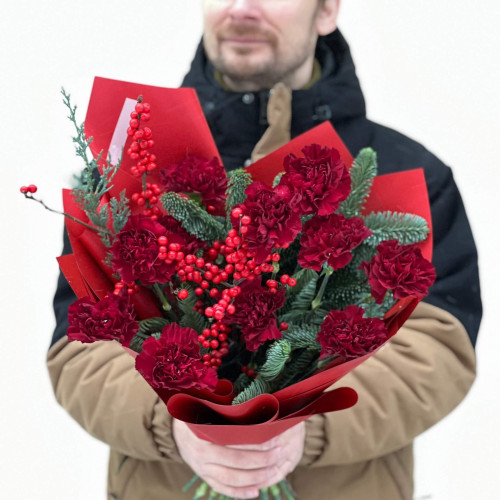 Яскравий букет з ілексом «Рубіновий дотик»