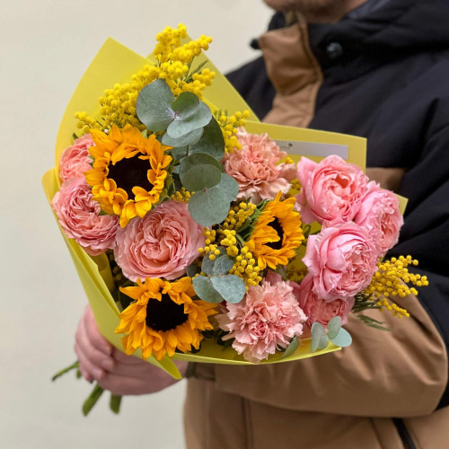 Яскравий букет з соняшниками та мімозою «Мандарин і манго»
