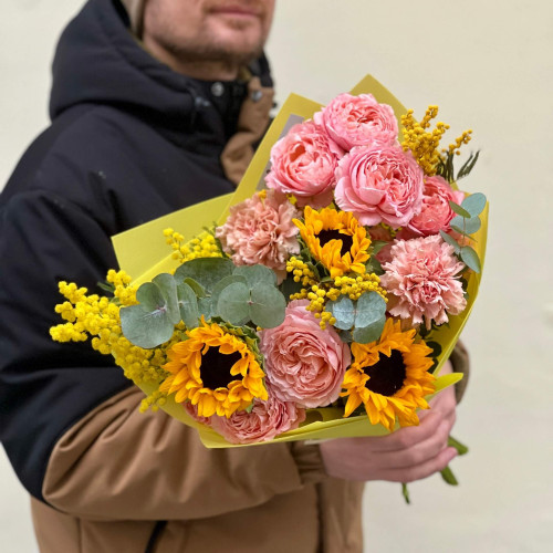 Яскравий букет з соняшниками та мімозою «Мандарин і манго»