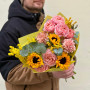 Яскравий букет з соняшниками та мімозою «Мандарин і манго»