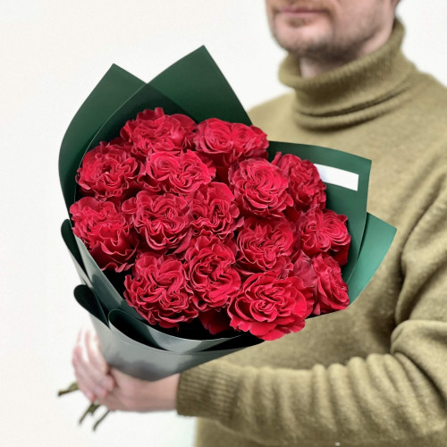 15 піоновидних троянд сорту Hearts у букеті «Солодкий Рубін»