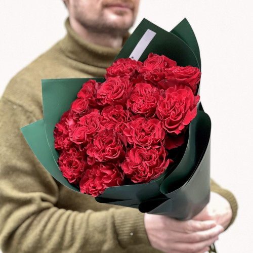 15 піоновидних троянд сорту Hearts у букеті «Солодкий Рубін»