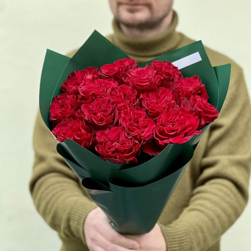 15 піоновидних троянд сорту Hearts у букеті «Солодкий Рубін»