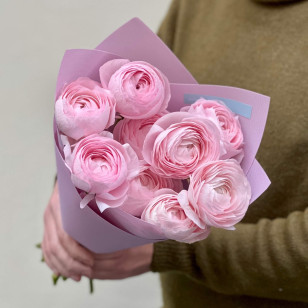 9 ранункулюсов сорта Cloni Lady в букете «Свет между лепестками»