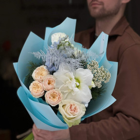 Світлий букет із розкішним амарилісом «Кришталевий ранок»