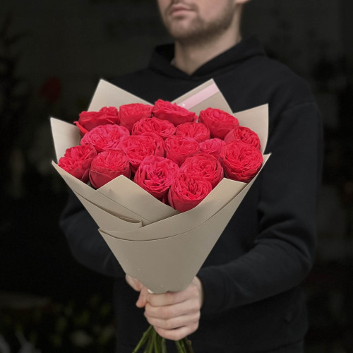 17 червоних півонієвидних троянд Red Mary у букеті «Розкішний оксамит»