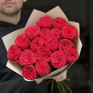 17 красных пионовидных роз Red Mary в букете «Роскошный бархат»