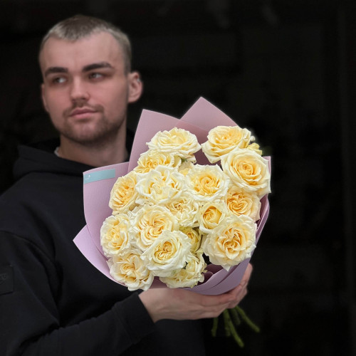 5 гілок кущової півонієвидної троянди Candlelight у букеті «Тепле сяйво»