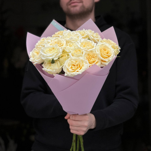 5 гілок кущової півонієвидної троянди Candlelight у букеті «Тепле сяйво»