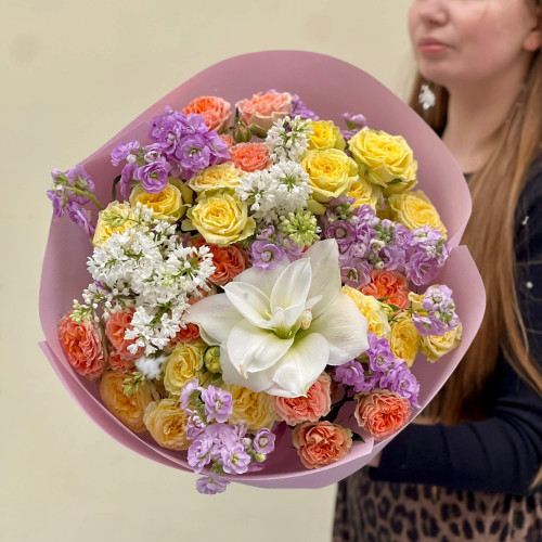 Барвистий букет з амарилісом «Танець Білосніжки»