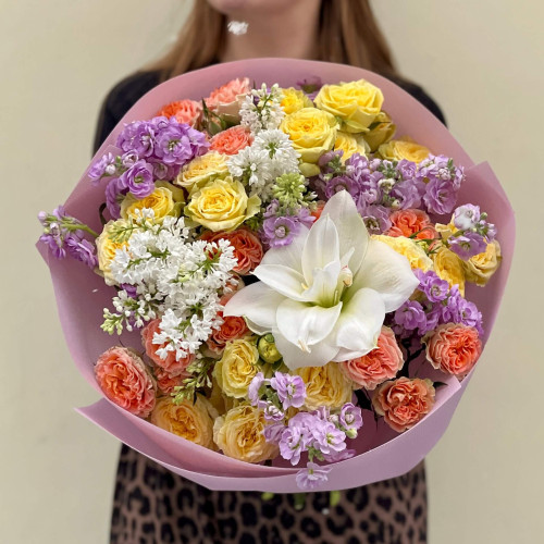 Барвистий букет з амарилісом «Танець Білосніжки»