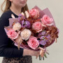 Elegant bouquet with fragrant Pink O'Hara roses «Golden Tenderness»