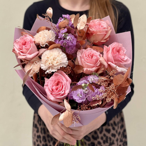 Elegant bouquet with fragrant Pink O'Hara roses «Golden Tenderness»