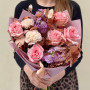 Elegant bouquet with fragrant Pink O'Hara roses «Golden Tenderness»