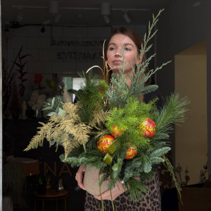 Праздничная композиция с дизайнерскими игрушками «Рождественские узоры»