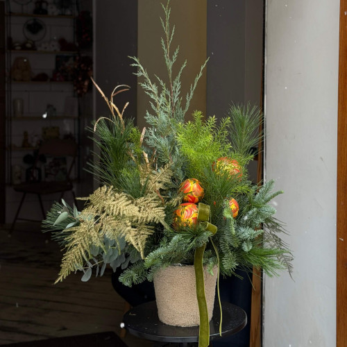 Святкова композиція з дизайнерськими іграшками «Різдвяні візерунки»