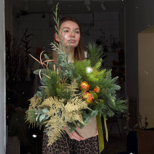 Святкова композиція з дизайнерськими іграшками «Різдвяні візерунки»