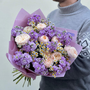 Ніжний букет з ароматною матіолою та танацетумом «Засніжене поле»