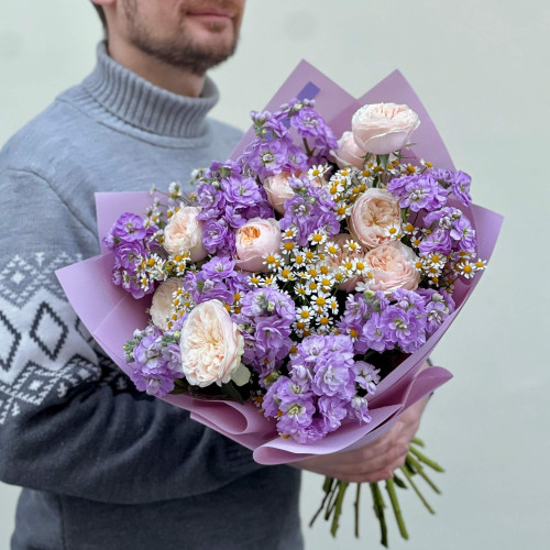 Ніжний букет з ароматною матіолою та танацетумом «Засніжене поле»