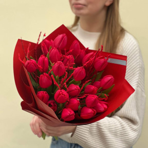 25 червоних класичних тюльпанів у букеті «Полуничні цукерки»