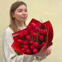 25 червоних класичних тюльпанів у букеті «Полуничні цукерки»