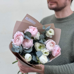 11 біло-рожевих ранункулюсів у букеті «Чарівні перлини»