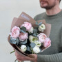11 біло-рожевих ранункулюсів у букеті «Чарівні перлини»