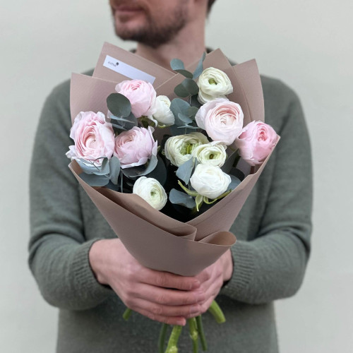 11 біло-рожевих ранункулюсів у букеті «Чарівні перлини»