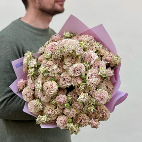 17 гілок незвичайних кущових півонієвидних троянд у букеті «Романтичний лате»