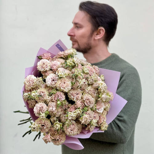 17 гілок незвичайних кущових півонієвидних троянд у букеті «Романтичний лате»