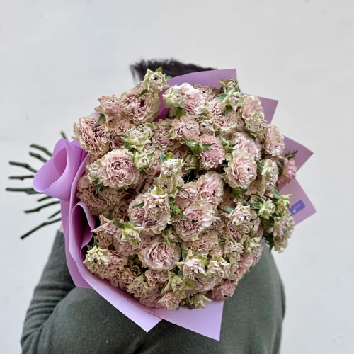 17 гілок незвичайних кущових півонієвидних троянд у букеті «Романтичний лате»