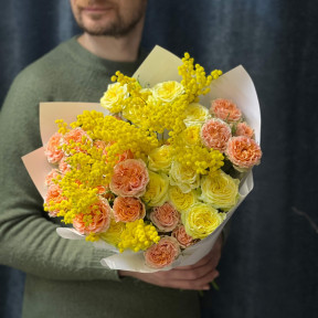 11 яскравих кущових троянд та ароматна мімоза у букеті «Апельсиновий крюшон»