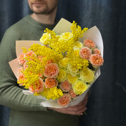 11 яскравих кущових троянд та ароматна мімоза у букеті «Апельсиновий крюшон»