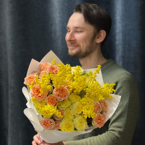 11 яскравих кущових троянд та ароматна мімоза у букеті «Апельсиновий крюшон»