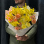 11 яскравих кущових троянд та ароматна мімоза у букеті «Апельсиновий крюшон»