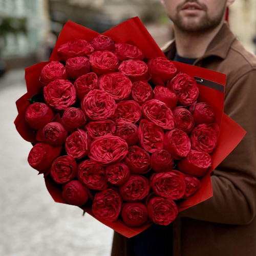 43 піоновидні троянди сорту Red Mary у букеті «Полум'яні обійми»