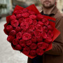 43 піоновидні троянди сорту Red Mary у букеті «Полум'яні обійми»