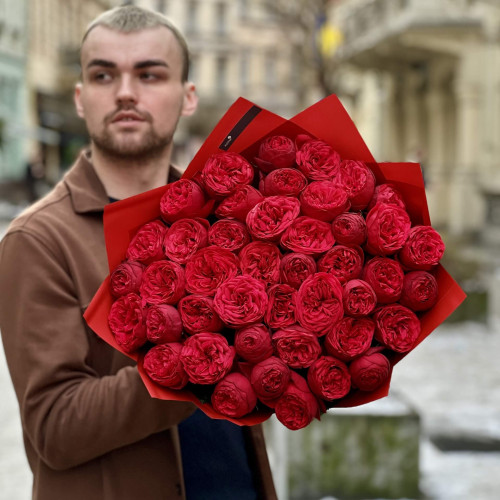 43 піоновидні троянди сорту Red Mary у букеті «Полум'яні обійми»