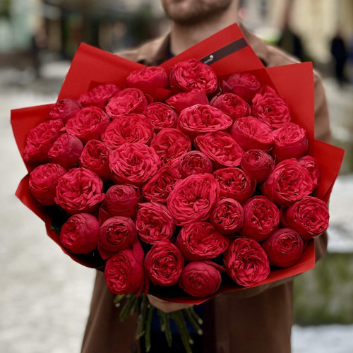 43 піоновидні троянди сорту Red Mary у букеті «Полум'яні обійми»