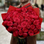 43 піоновидні троянди сорту Red Mary у букеті «Полум'яні обійми»