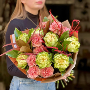 Чарівний букет з ексклюзивною піоновидною трояндою Veggie «Солодка свіжість»