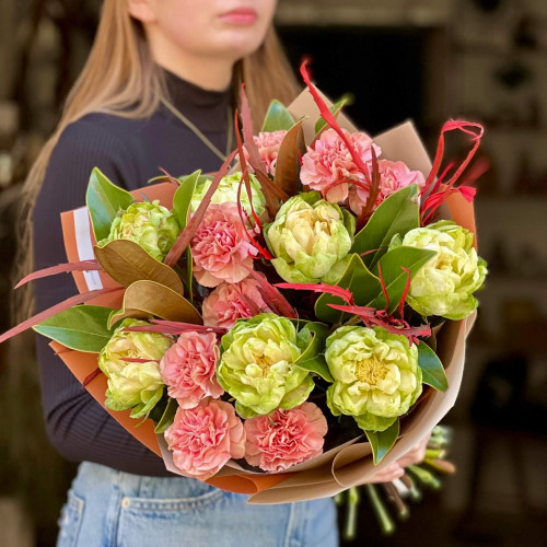 Чарівний букет з ексклюзивною піоновидною трояндою Veggie «Солодка свіжість»