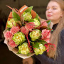 Чарівний букет з ексклюзивною піоновидною трояндою Veggie «Солодка свіжість»