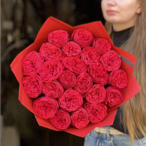 23 піоновидні троянди сорту Red Mary у букеті «Еталон пристрасті»