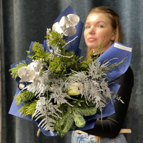 Зимовий букет з протеєю та хвоєю «Казковий іній»