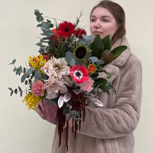 Кольорова композиція в коробці з гіпеаструмом «Яскравий дарунок»